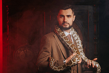 Мужской костюм Коричневого цвета в полоску со змеей