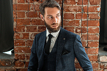 Мужской костюм тройка темно-синего цвета фактурный