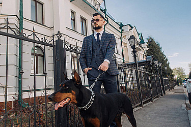 Мужской костюм тройка синего цвета в бронзовую клетку