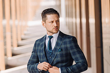 Мужской костюм тройка синего цвета в зеленую клетку