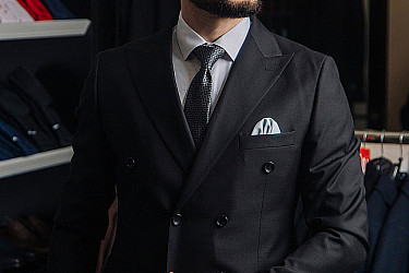 Мужской костюм двойка черного цвета двубортный гладкий