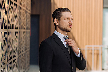 Мужской костюм двойка черного цвета фактурный