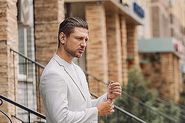 Мужской костюм двойка белого цвета фактурный