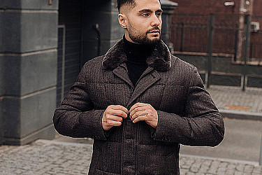 Мужская куртка коричневого цвета с меховым воротником