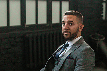 Мужской костюм тройка серого цвета в крупную клетку