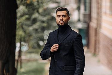 Мужское пальто черного цвета фактурное