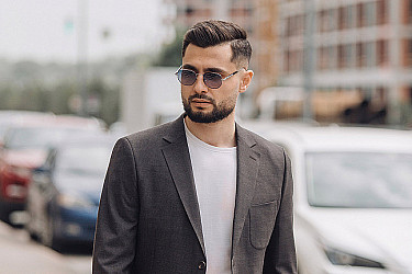 Мужской костюм двойка графитового цвета с накладными карманами