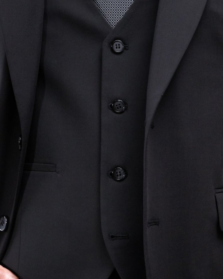 Элегантный черный классический костюм-тройка